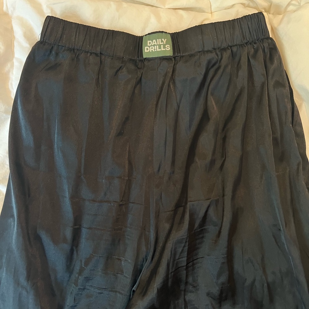DAILY DRILLS S!LKY BLACK PANTS